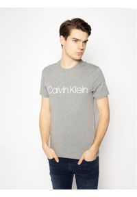 Calvin Klein T-Shirt Logo K10K104063 Szary Regular Fit. Kolor: szary. Materiał: bawełna #1