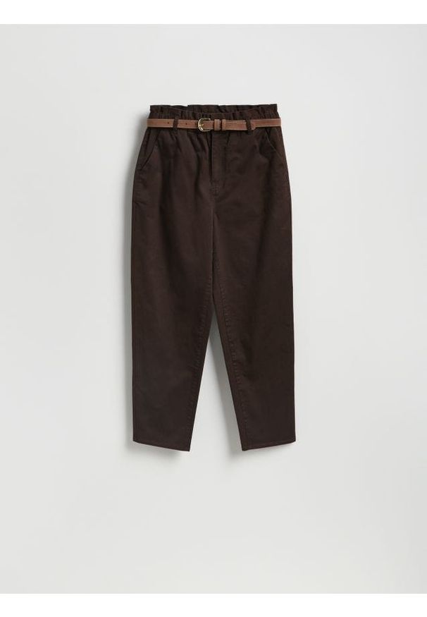 Reserved - Spodnie chino z paskiem - ciemnobrązowy. Kolor: brązowy. Materiał: tkanina, bawełna. Styl: klasyczny