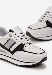 Born2be - Biało-Czarne Sneakersy na Grubej Podeszwie z Materiałowymi Wstawkami i Brokatem Omifa. Kolor: biały. Materiał: materiał. Wzór: aplikacja