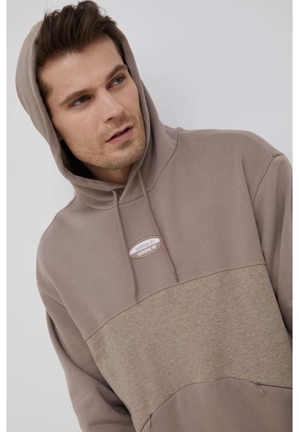 adidas Originals bluza bawełniana męska kolor brązowy z kapturem wzorzysta. Okazja: na co dzień. Typ kołnierza: kaptur. Kolor: brązowy. Materiał: bawełna. Wzór: aplikacja. Styl: casual