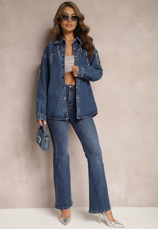 Renee - Granatowa Jeansowa Koszula Ozdobiona Cyrkoniami i Biżuteryjnymi Łańcuszkami Ullilena. Kolor: niebieski. Materiał: jeans. Wzór: aplikacja