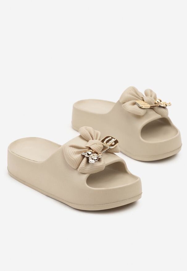 Born2be - Ciemnobeżowe Piankowe Klapki na Grubej Podeszwie z Aplikacją w Kształcie Kokardy Sofelia. Okazja: na co dzień. Kolor: beżowy. Materiał: jeans. Wzór: aplikacja. Styl: elegancki, casual