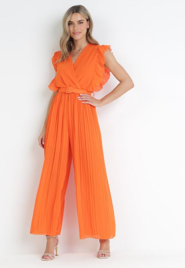 Born2be - Pomarańczowy Plisowany Kombinezon z Szerokimi Nogawkami i Wiązanym Paskiem Audra. Okazja: na co dzień. Kolor: pomarańczowy. Sezon: wiosna, lato. Styl: casual, elegancki
