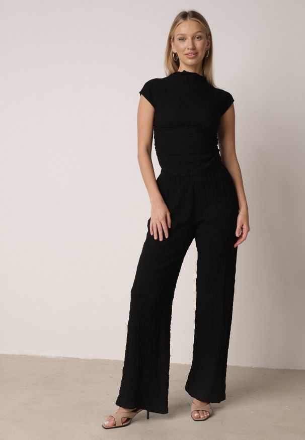 Born2be - Czarny Gładki Komplet Szerokie Spodnie i Marszczona Bluzka ze Stójką Merithie. Kolor: czarny. Materiał: materiał. Wzór: gładki