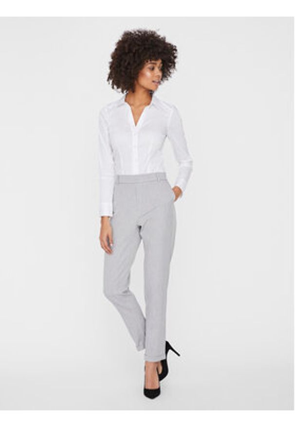 Vero Moda Chinosy Maya 10225280 Szary Regular Fit. Kolor: szary. Materiał: syntetyk, wiskoza