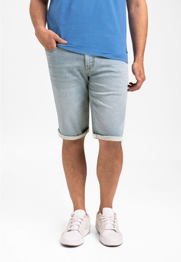 Volcano - Jasnoniebieskie szorty jeansowe D-MEXT. Kolor: niebieski. Materiał: jeans. Długość: krótkie. Styl: klasyczny