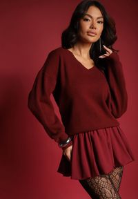 Renee - Bordowy Sweter z Wiskozy Oversize Conime. Okazja: na co dzień. Typ kołnierza: dekolt w kształcie V. Kolor: czerwony. Materiał: wiskoza. Długość rękawa: długi rękaw. Długość: długie. Wzór: aplikacja. Styl: elegancki, casual #4