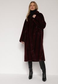 Born2be - Bordowy Płaszcz Futerko o Kroju Oversize z Kieszeniami z Klapami Namys. Okazja: na co dzień, na randkę, na spacer. Kolor: czerwony. Materiał: futro. Styl: casual #1