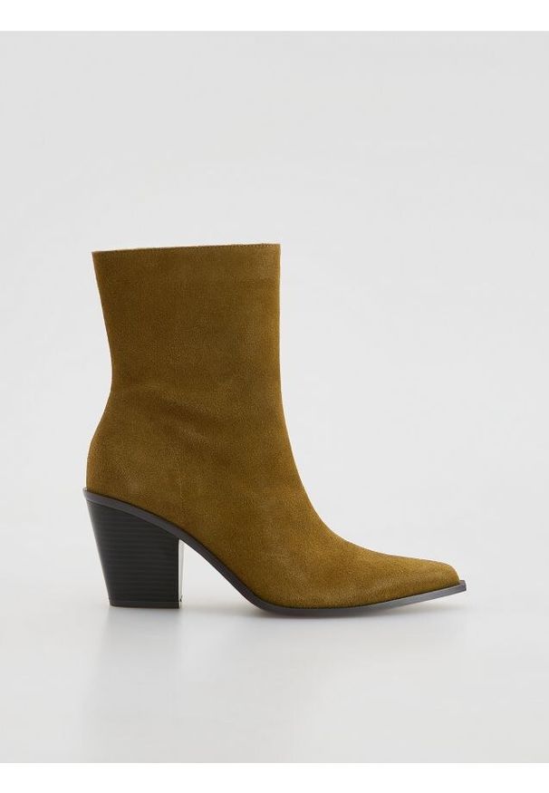 Reserved - Zamszowe botki na obcasie - beżowy. Kolor: beżowy. Materiał: zamsz. Obcas: na obcasie. Wysokość obcasa: średni