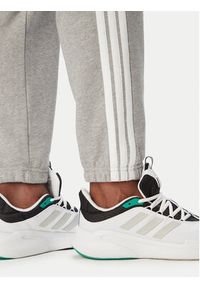 Adidas - adidas Spodnie dresowe Essentials 3-Stripes KY4195 Szary jasny Regular Fit. Kolor: szary. Materiał: bawełna #2