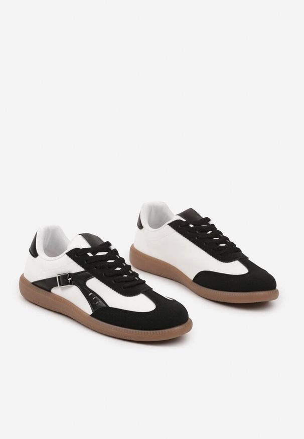 Born2be - Czarno-Białe Sneakersy w Stylu Kultowych Tenisówek z Ozdobną Klamerką Senaliera. Okazja: na co dzień. Zapięcie: sznurówki. Kolor: czarny. Materiał: jeans