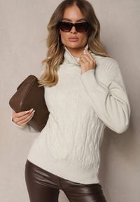 Renee - Beżowy Casualowy Golf z Tłoczonym Wzorem Daivyn. Okazja: na co dzień. Typ kołnierza: golf. Kolor: beżowy. Materiał: jeans. Wzór: aplikacja. Styl: casual