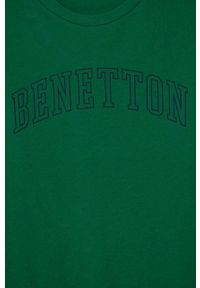 United Colors of Benetton longsleeve bawełniany dziecięcy kolor zielony z nadrukiem. Kolor: zielony. Materiał: bawełna. Długość rękawa: długi rękaw. Wzór: nadruk. Styl: klasyczny #3