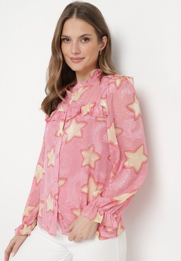 Born2be - Różowa Koszula w Gwiazdki z Falbankami Klimixa. Typ kołnierza: kołnierz z falbankami. Kolor: różowy. Styl: klasyczny