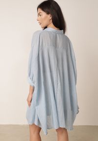 Born2be - Jasnoniebieska Zwiewna Koszula Letnia Oversize z Bawełny o Nietoperzowym Kroju Canomela. Okazja: na co dzień. Kolor: niebieski. Materiał: bawełna. Wzór: gładki. Sezon: lato. Styl: elegancki, casual #4