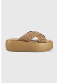 Calvin Klein klapki BUBBLE SLIDE - WOVEN damskie kolor beżowy na platformie HW0HW01468. Kolor: beżowy. Materiał: skóra, materiał. Wzór: gładki. Obcas: na platformie #1