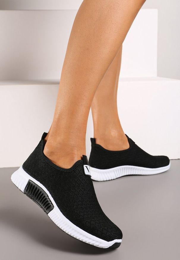 Born2be - Czarne Buty Sportowe Jynynore. Wysokość cholewki: przed kostkę. Nosek buta: okrągły. Kolor: czarny. Materiał: materiał. Szerokość cholewki: normalna