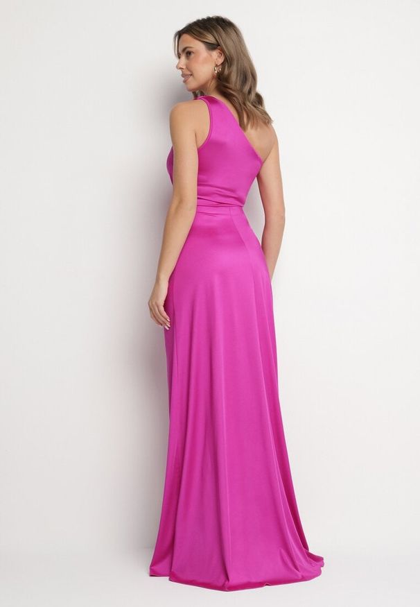 Born2be - Fuksjowa Sukienka na Jedno Ramię z Marszczeniem i Rozcięciem Talirisa. Okazja: na wesele, na imprezę, na ślub cywilny. Kolor: różowy. Typ sukienki: asymetryczne. Styl: elegancki, klasyczny