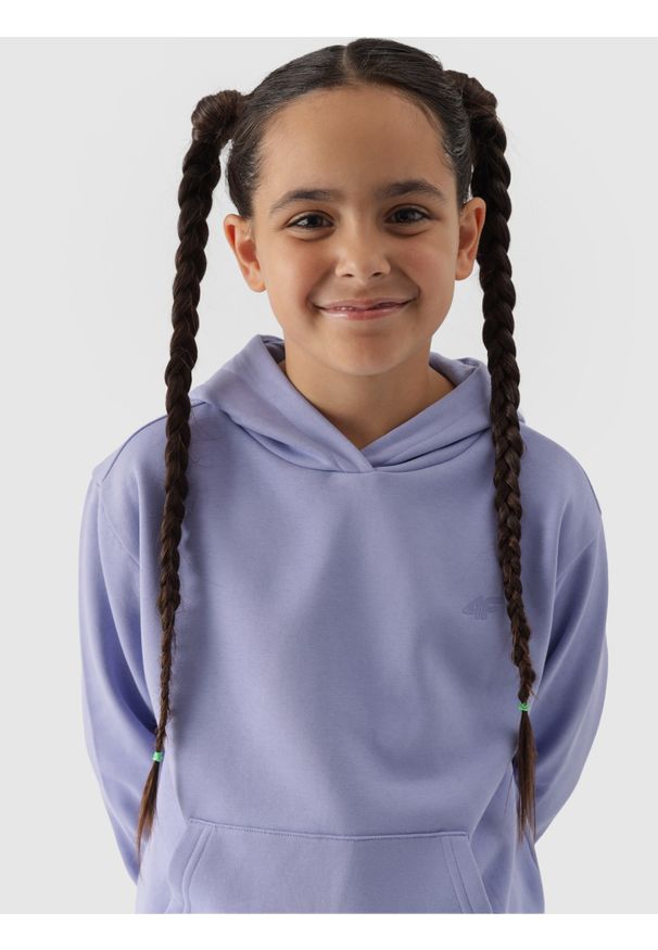 4f - 4F Bluza dresowa nierozpinana z kapturem dziewczęca - fioletowa 146 (10-11 lat). Okazja: na co dzień. Typ kołnierza: kaptur. Kolor: fioletowy. Materiał: dresówka. Wzór: gładki, ze splotem. Sezon: lato. Styl: casual, sportowy