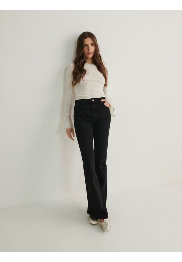 Reserved - Jeansy bootcut - czarny. Kolor: czarny