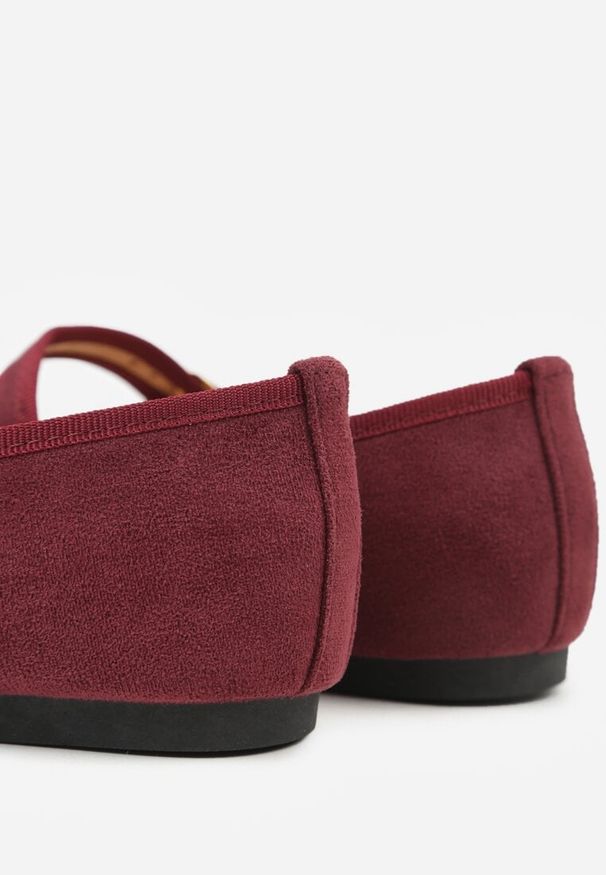Renee - Bordowe Balerinki Mary Jane z Klamrą Zaurg. Okazja: na co dzień. Zapięcie: klamry. Kolor: czerwony. Materiał: jeans. Styl: klasyczny, casual, elegancki