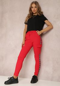 Renee - Czerwone Spodnie Olythia. Okazja: na co dzień. Kolor: czerwony. Długość: długie. Wzór: aplikacja, nadruk. Styl: casual, elegancki