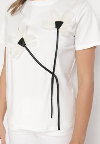 Born2be - Biały T-shirt z Bawełny Ozdobiony Kwiatami Marionis. Okazja: na co dzień. Kolor: biały. Materiał: bawełna. Wzór: aplikacja, kwiaty. Styl: klasyczny, casual, elegancki #5
