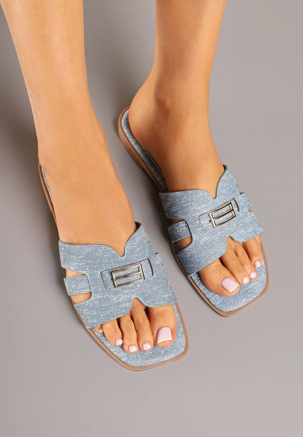 Born2be - Jasnoniebieskie Klapki z Kwadratowym Noskiem Zdobione Metaliczną Aplikacją Idellori. Okazja: na co dzień, do pracy. Kolor: niebieski. Materiał: jeans. Wzór: aplikacja. Obcas: na płaskiej podeszwie. Styl: elegancki, casual