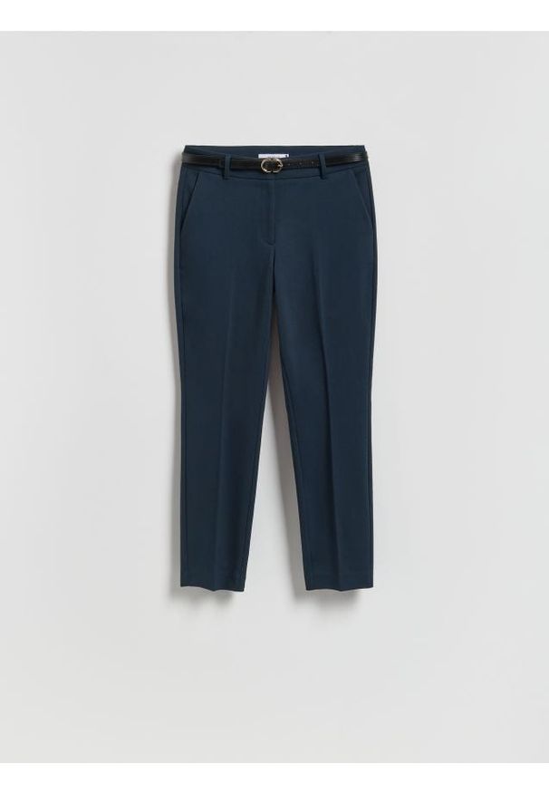 Reserved - Spodnie cygaretki z paskiem - granatowy. Kolor: niebieski. Materiał: bawełna, tkanina