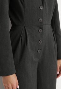 Born2be - Ciemnoszary Garniturowy Kombinezon z Wiskozą z Szerokimi Nogawkami i Zapięciem na Guziki Avaline. Okazja: na spotkanie biznesowe. Kolor: szary. Materiał: wiskoza. Styl: biznesowy, elegancki, sportowy, klasyczny #7