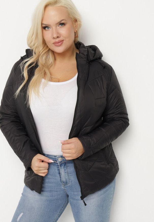 Born2be - Czarna Kurtka Wiatrówka Pikowana z Odpinanym Kapturem Delmenea. Okazja: na co dzień. Kolor: czarny. Materiał: jeans. Styl: elegancki, casual