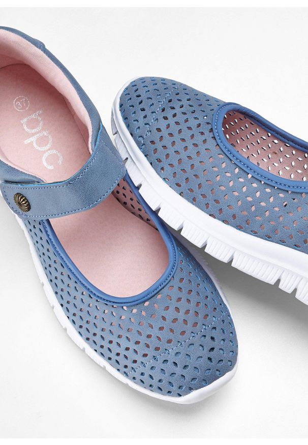 bonprix - Baleriny w stylu Mary Jane. Zapięcie: pasek. Kolor: niebieski. Wzór: ażurowy