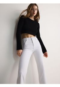 Reserved - Jeansy mini flare z wysokim stanem - biały. Stan: podwyższony. Kolor: biały