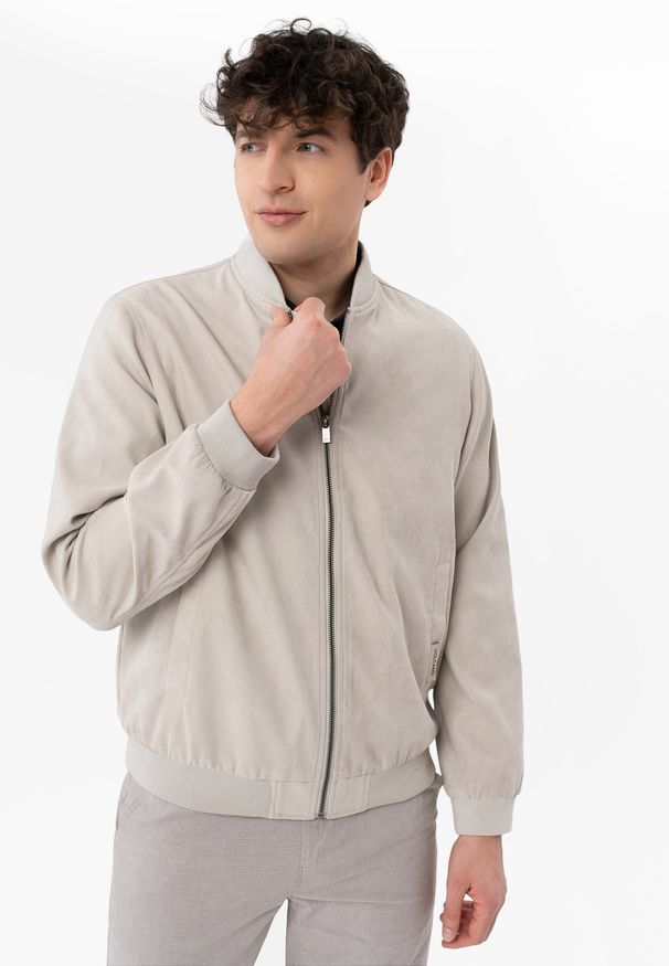 Volcano - Zamszowa bomberka J-SAMOS. Okazja: na co dzień. Typ kołnierza: kołnierzyk stójkowy. Materiał: zamsz. Wzór: napisy. Sezon: wiosna. Styl: casual, elegancki, sportowy, klasyczny