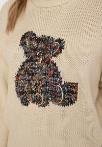 Born2be - Beżowy Sweter z Wiskozy Ozdobiony Misiem i Cekinami Lilimi. Okazja: na co dzień. Kolor: beżowy. Materiał: wiskoza. Długość rękawa: długi rękaw. Długość: długie. Wzór: aplikacja. Styl: klasyczny, elegancki, casual #6