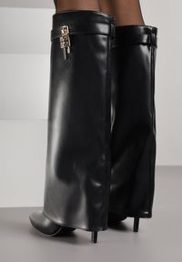 Renee - Czarne Kozaki na Szpilce z Wywiniętą Cholewką Zdobioną Aplikacją Kłódką Vetidore. Nosek buta: szpiczasty. Zapięcie: zamek. Kolor: czarny. Szerokość cholewki: normalna. Wzór: aplikacja. Materiał: skóra, materiał. Sezon: zima. Obcas: na szpilce. Wysokość obcasa: średni #3