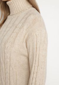 Born2be - Jasnobeżowa Sweterkowa Sukienka z Golfem Wełną i Bawełną Ozdobiona Splotem Reiania. Okazja: na spotkanie biznesowe, do pracy, na co dzień. Typ kołnierza: golf. Kolor: beżowy. Materiał: wełna, bawełna. Wzór: ze splotem, aplikacja. Typ sukienki: proste. Styl: casual, biznesowy #5