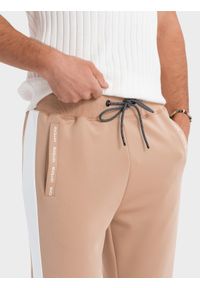 Ombre Clothing - Męskie dresowe spodnie joggery z kontrastowymi lampasami – beżowe V4 OM-PASK-0229 - XXL. Kolor: beżowy. Materiał: dresówka. Wzór: aplikacja. Styl: sportowy, retro #4