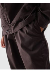 4f - Spodnie casual z szerokimi nogawkami męskie - brązowe. Kolor: brązowy. Materiał: elastan, tkanina, bawełna