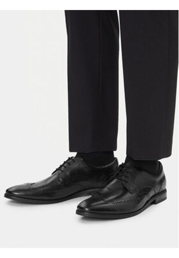 Clarks Półbuty Brandon Limit 26178490 Czarny. Kolor: czarny. Materiał: skóra