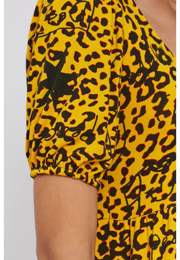Desigual - Sukienka. Okazja: na co dzień. Kolor: żółty. Materiał: włókno, tkanina. Długość rękawa: krótki rękaw. Typ sukienki: proste. Styl: casual