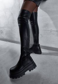 Renee - Czarne Wysokie Kozaki Vices w Stylu Chunky z Dopasowaną Cholewką Ceterie. Okazja: na imprezę. Kolor: czarny. Szerokość cholewki: normalna. Sezon: jesień #1