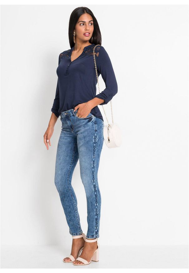bonprix - Dżinsy SKINNY ze stretchem, mid waist. Kolor: niebieski. Wzór: aplikacja. Styl: elegancki