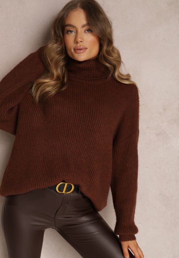 Renee - Brązowy Golf Oversize Malia. Typ kołnierza: golf. Kolor: brązowy. Materiał: dzianina. Długość rękawa: długi rękaw. Długość: długie. Wzór: prążki. Styl: klasyczny