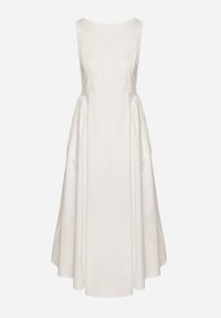 Born2be - Biała Sukienka Bawełniana o Rozkloszowanym Fasonie z Dekoltem Łódką i Kieszeniami Elenira. Typ kołnierza: dekolt w łódkę. Kolor: biały. Materiał: bawełna. Typ sukienki: rozkloszowane. Styl: elegancki #2