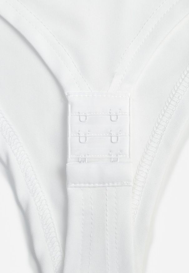 Born2be - Białe Body z Wiskozą i Kopertowym Dekoltem Candletree. Okazja: na co dzień. Kolor: biały. Materiał: wiskoza. Wzór: aplikacja. Styl: casual, elegancki