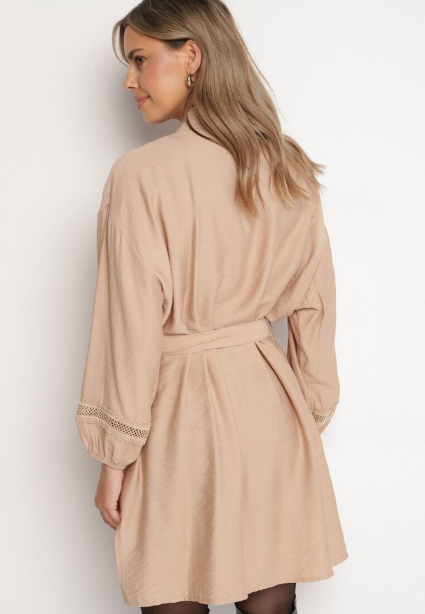 Born2be - Beżowa Wiskozowa Sukienka Kimono z Kieszeniami i Ozdobnymi Ażurowymi Wstawkami Salanora. Okazja: do domu. Typ kołnierza: dekolt w serek. Kolor: beżowy. Materiał: wiskoza. Długość rękawa: długi rękaw. Wzór: ażurowy