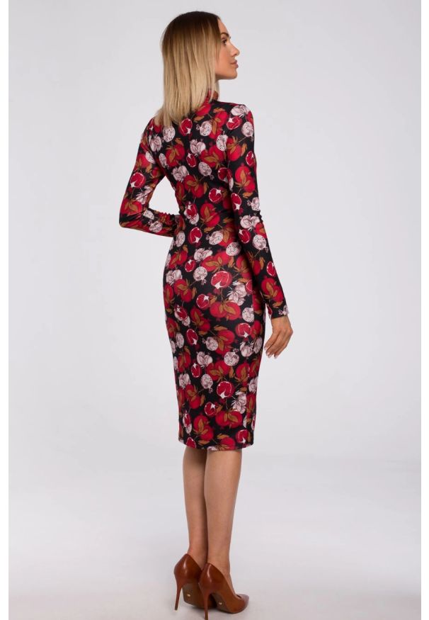Sukienki.shop - Sukienka dzianinowa midi dopasowana tuba czerwona. Okazja: na spotkanie biznesowe, na co dzień. Typ kołnierza: kołnierzyk stójkowy, golf. Kolor: czerwony. Wzór: nadruk, aplikacja, kwiaty. Typ sukienki: proste, dopasowane. Materiał: dzianina. Długość rękawa: długi rękaw. Styl: elegancki, biznesowy, klasyczny, casual. Długość: midi