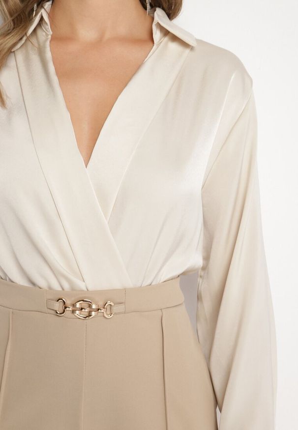 Born2be - Beżowy Elegancki Kombinezon z Kopertową Górą i Szerokim Dołem Boleeti. Okazja: na co dzień. Kolor: beżowy. Styl: elegancki