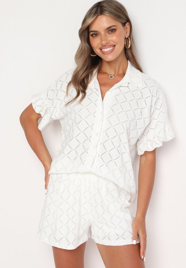 Born2be - Biały Komplet Koszula i Krótkie Spodenki Edefia. Kolor: biały. Materiał: zamsz. Wzór: aplikacja
